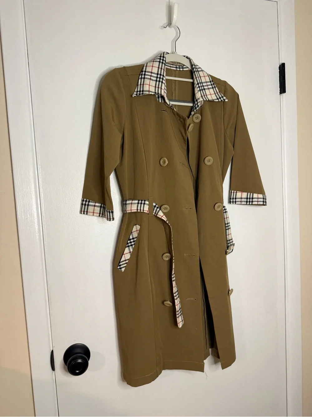 Vintage Burberry Tan Trench Coat with Classic Check Lining - Picture 9 of 10
